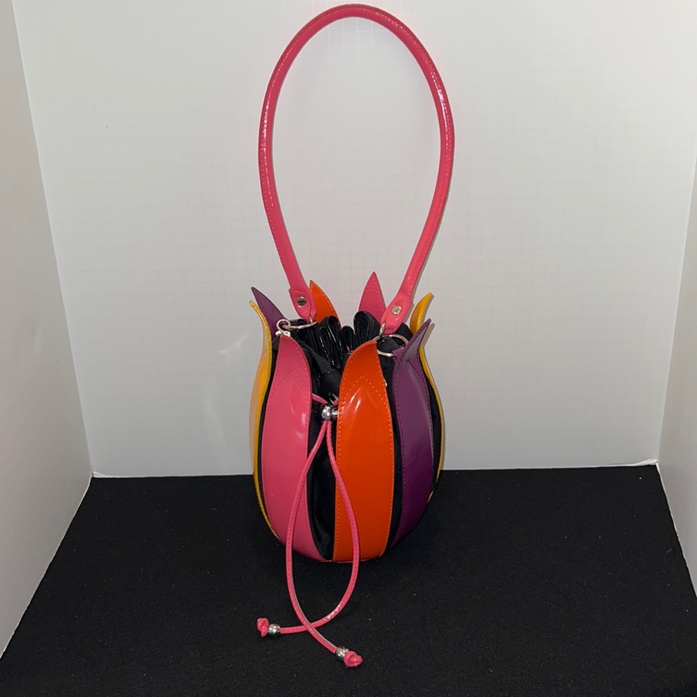 Handbag from Amsterdam in a tulip shape.